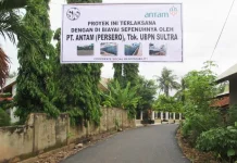 Antam Bantu Aspal Jalan Sepanjang 900 Meter di Desa Pelambua Antam Aspal Jalan Sepanjang 900 Meter di Desa Pelambua