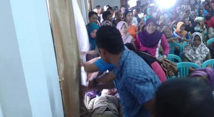 Seorang Calon Kapus Konut Pingsan Saat Akan Dilantik