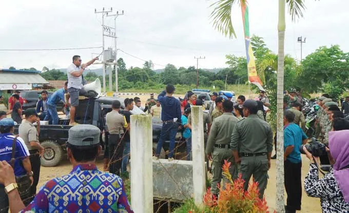 demo Ganti Rugi Lahan konkep2 Tuntut Pembayaran Ganti Rugi Lahan, Warga Desak Bupati Konkep Mundur