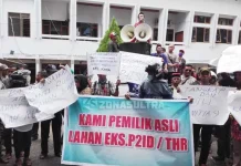 Demo, Puluhan Warga Pemilik Lahan P2ID Segel Kantor DPRD Sultra Demo, Puluhan Warga Pemilik Lahan P2ID Segel Kantor DPRD Sultra