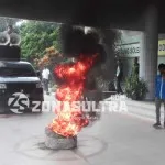 Tidak Terdaftar di Kemenristek Dikti, Puluhan Mahasiswa UHO Lakukan Aksi Demonstrasi Tidak Terdaftar di Kemenristek Dikti, Puluhan Mahasiswa UHO Lakukan Aksi Demonstrasi