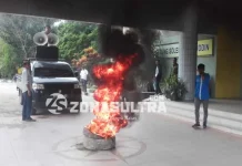 Tidak Terdaftar di Kemenristek Dikti, Puluhan Mahasiswa UHO Lakukan Aksi Demonstrasi Tidak Terdaftar di Kemenristek Dikti, Puluhan Mahasiswa UHO Lakukan Aksi Demonstrasi