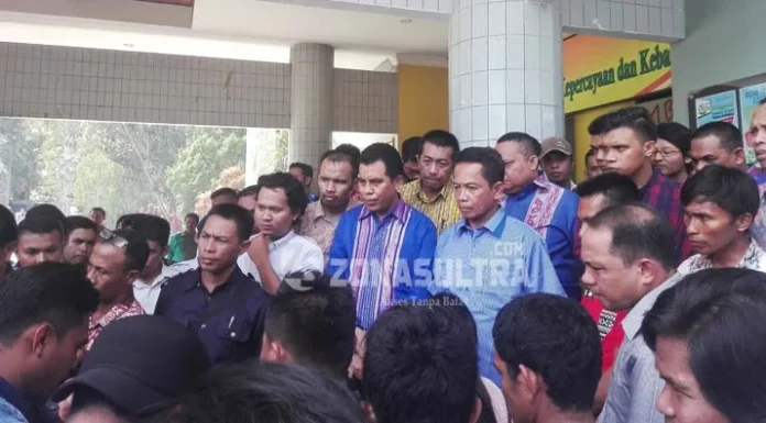 Aksi Unjukrasa Mahasiswa UHO Berujung Ricuh