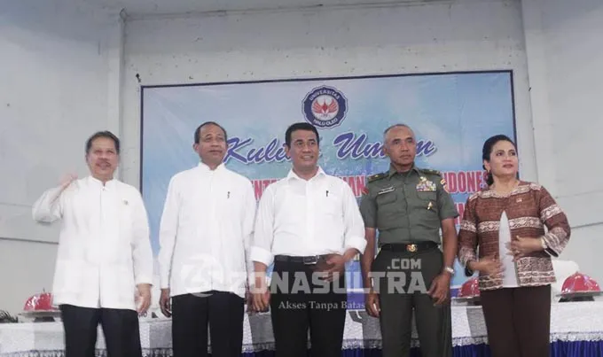 foto bersama rektor uho bersama mentan Andi Amran Sulaiman