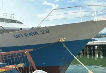 As Patah, KM Uki Raya Tabrak Bangunan Ruang Tunggu Penumpang Has Patah, KM Uki Raya Tabrak Bangunan Ruang Tunggu Penumpang