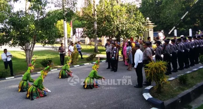 kapolda_baru_datang Tiba di Mapolda Sultra, Kapolda Baru Disambut Tarian Tradisional