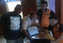 Diduga Bagi-Bagi Minyak, Rasak-Haris Dilaporkan ke Panwaslih Diduga Bagi-Bagi Minyak, Rasak-Haris Dilaporkan ke Panwaslih