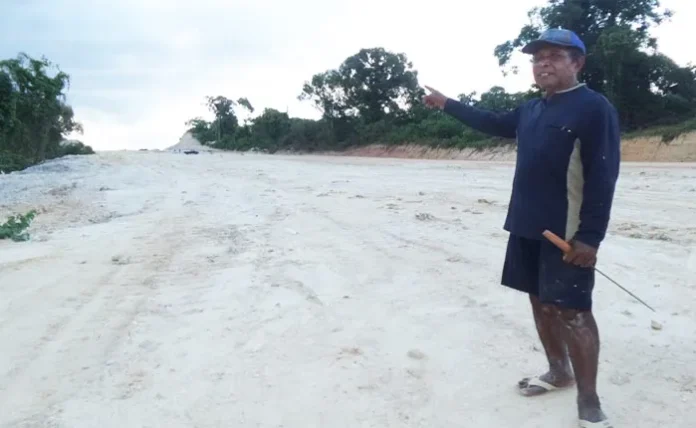 manding_pemilik_jalan_poros_40 copy Dua Tahun Belum Dibayar, Pemilik Tanah di Konkep Boikot Jalan Perkantoran