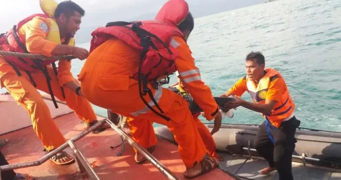 nelayan_evakuasi Hilang Sembilan Jam, Nelayan Asal Wabula Akhirnya Ditemukan