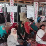 Tuntut Ganti Rugi Lahan, Puluhan Warga Menginap di Kantor DPRD Sultra Tuntut Ganti Rugi Lahan, Puluhan Warga Menginap di Kantor DPRD Sultra