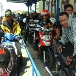 Penyeberangan Tersendat, Penumpang Sesaki Pelabuhan Kapal Fery Amolengo