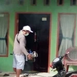 Delapan Warga Wangi-wangi Terserang DBD petugas fogging - saat melakukan fogging dipemukiman warga