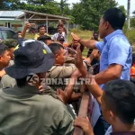 Protes SK Bupati Konsel, Massa Demonstran Bentrok Dengan Sat Pol PP Protes SK Bupati Konsel, Massa Demonstran Bentrok Dengan Sat Pol PP