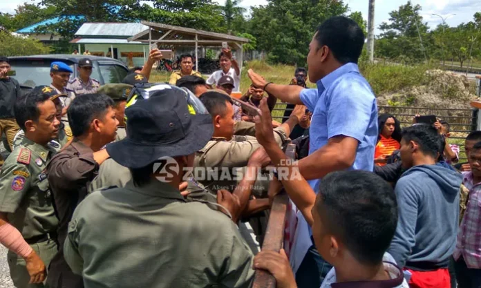 Protes SK Bupati Konsel, Massa Demonstran Bentrok Dengan Sat Pol PP
