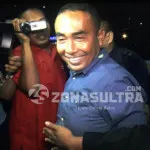 Tiba di Bandara Soetta, Bupati Buton Non Aktif Umar Samiun Diciduk KPK Tiba di Bandara Soetta, Bupati Buton Non Aktif Umar Samiun Diciduk KPK