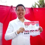 Usai Mencoblos, ADP Perlihatkan Kartu Suara Pilihannya ke Media Usai Mencoblos, ADP Perlihatkan Kartu Suara Pilihannya ke Media