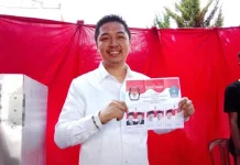 Usai Mencoblos, ADP Perlihatkan Kartu Suara Pilihannya ke Media Usai Mencoblos, ADP Perlihatkan Kartu Suara Pilihannya ke Media