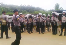 Pleno Pilkada Kolut Diwarnai Aksi Protes Simpatisan Paslon Pleno Pilkada Kolut Diwarnai Aksi Protes Simpatisan Paslon