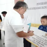 Baznas Sultra Salurkan Bantuan Beasiswa Rp 670 Juta Baznas Sultra Salurkan Bantuan Beasiswa Rp 670 Juta