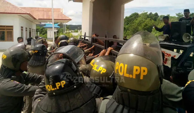 Demo Mahasiswa Ampera Demontran Aliansi Mahasiswa Masyarakat Pemerhati (Ampera)