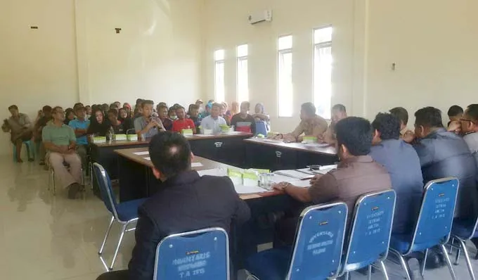 Demo Tidak Terima Pasar Dipindahkan, Puluhan Warga Desa Tawainalu Demo DPRD Koltim