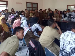 Demo Guru di Bombana Terobos Ruang Paripurna DPRD Demo Guru di Bombana Terobos Ruang Paripurna DPRD