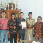 FKM UNIDAYAN Resmi Miliki Desa Binaan Irwan Amar, SKM., M.Kes dan Tim foto bersama dengan Hazirudin, SP dan Aparatur desa. (Istimewa)