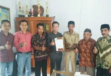 FKM UNIDAYAN Resmi Miliki Desa Binaan Irwan Amar, SKM., M.Kes dan Tim foto bersama dengan Hazirudin, SP dan Aparatur desa. (Istimewa)
