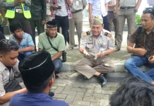 Kakanwil BPN Sultra Temui Massa Aksi dengan Berlesehan di Bawah Pohon Kakanwil BPN Sultra Temui Massa Aksi dengan Berlesehan di Bawah Pohon