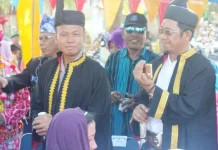 Bantu Pengamanan Pilkada Buton, Polres Wakatobi Kirim 60 Personil Kapolres Wakatobi, AKBP Didik Supranoto (kiri) saat menghadiri undangan pesta budaya di pulau Kaledupa. FOTO Duriani