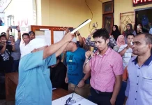 Ketua Panwaslih dan KPU Bersumpah Pakai Alquran di Hadapan Tim Rasak-Haris Ketua Panwaslih dan KPU Bersumpah Pakai Alquran di Hadapan Tim Rasak-Haris