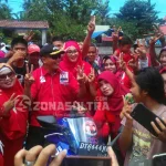 Rajiun Tumada Naik Motor Bersama Istri ke TPS Rajiun Tumada Naik Motor Bersama Istri ke TPS
