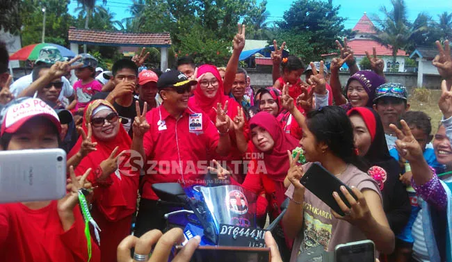 LM Rajiun Tumada Naik Motor Bersama Istri ke TPS