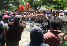 Rapat Pleno KPU, Massa Paslon Walikota Kendari Nyaris Bentrok dengan Polisi Rapat Pleno KPU, Massa Paslon Walikota Kendari Nyaris Bentrok dengan Polisi