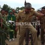 Resmikan Kantor Disbunholti, Gubernur Sultra Tanam Pohon Ruruhi Resmikan Kantor Disbunholti, Gubernur Sultra Tanam Pohon Ruruhi