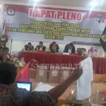 Pleno Rekapitulasi Hasil Perhitungan Suara Tingkat Kota Diwarnai Protes Saksi Rasak-Haris Pleno Rekapitulasi Hasil Perhitungan Suara Tingkat Kota Diwarnai Protes Saksi Rasak-Haris