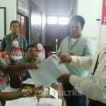 Formulir C1-KWK di Tangan Saksi Paslon, Pleno PPK Kambu Ditunda Formulir C1-KWK di Tangan Saksi Paslon, Pleno PPK Kambu Ditunda