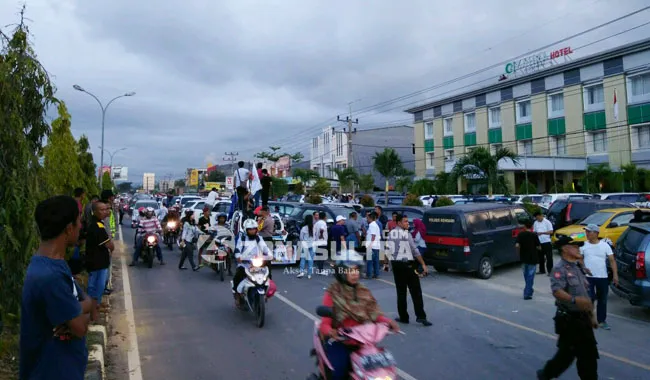 Simpatisan adp-sul Simpatisan ADP-Sul Padati Badan Jalan Laode Hadi