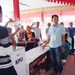 Sama-sama Mencoblos di TPS 2 Kasipute, Kasra ‘Libas’ Johan Suasana saat penghitungan suara di TPS 2 Kelurahan Kasipute