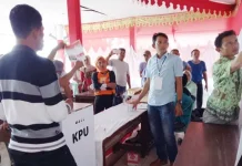 Sama-sama Mencoblos di TPS 2 Kasipute, Kasra ‘Libas’ Johan Suasana saat penghitungan suara di TPS 2 Kelurahan Kasipute