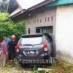Toyota Avanza Tabrak Rumah