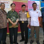 Anggota DPD Yusran Silondae Pantau Pelaksanaan Pilkada Sultra PANTAU TPS - Anggota DPD RI Sultra Yusran Silondae saat memantau situasi pemungutan suara wali kota dan wakil wali kota Kendari di TPS 3 Kelurahan Wundudopi Kecamatan Baruga, Rabu (15/2/2017). Terlihat Yusran menanyai anggota KPPS di TPS tersebut terkait pemilih yang telah menyalurkan hak pilihnya.(Sitti Nurmalasari/ZONASULTRA.COM)