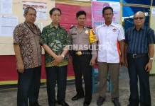 Anggota DPD Yusran Silondae Pantau Pelaksanaan Pilkada Sultra PANTAU TPS - Anggota DPD RI Sultra Yusran Silondae saat memantau situasi pemungutan suara wali kota dan wakil wali kota Kendari di TPS 3 Kelurahan Wundudopi Kecamatan Baruga, Rabu (15/2/2017). Terlihat Yusran menanyai anggota KPPS di TPS tersebut terkait pemilih yang telah menyalurkan hak pilihnya.(Sitti Nurmalasari/ZONASULTRA.COM)