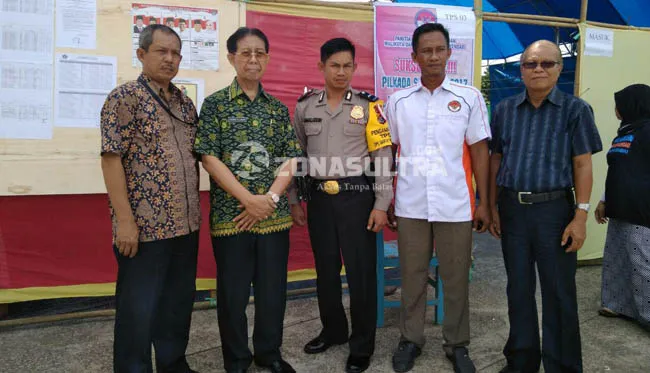 Yuslan Silondae Pantau Pemilihan PANTAU TPS - Anggota DPD RI Sultra Yusran Silondae saat memantau situasi pemungutan suara wali kota dan wakil wali kota Kendari di TPS 3 Kelurahan Wundudopi Kecamatan Baruga, Rabu (15/2/2017). Terlihat Yusran menanyai anggota KPPS di TPS tersebut terkait pemilih yang telah menyalurkan hak pilihnya.(Sitti Nurmalasari/ZONASULTRA.COM)
