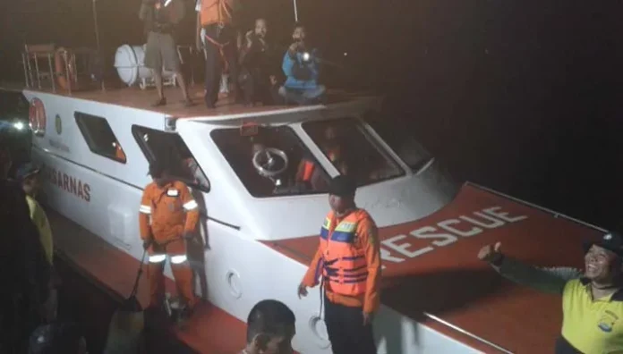 Kapal Feri Rute Bajoe-Kolaka Kandas di Laut Bone