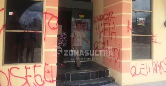 Tak Puas dengan Jawaban BPN Kendari, Massa Coret Dinding dan Lobi Kantor