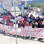 Demo Massa di KPU Bombana Diwarnai Aksi Saling Dorong dengan Polisi Demo Massa di KPU Bombana Diwarnai Aksi Saling Dorong dengan Polisi
