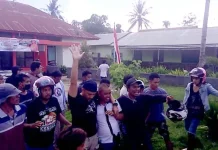 Dua Orang Diduga Penyusup Dikejar Pendemo KPU Dua Orang Diduga Penyusup Dikejar Pendemo KPU