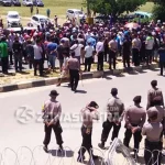 Pendukung Rasak Datangi KPU Sampaikan Kecurangan di Pilwali Pendukung Rasak Datangi KPU Sampaikan Kecurangan di Pilwali