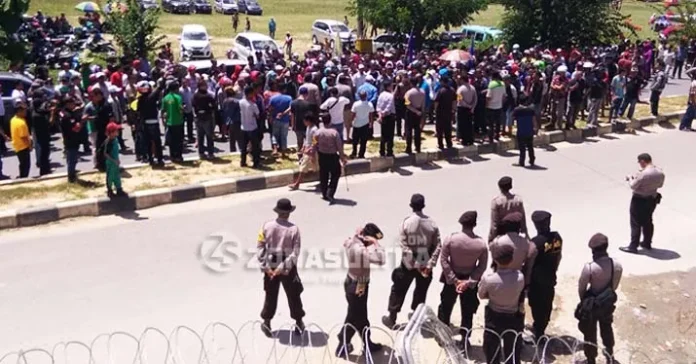 demo_masa_rasak Pendukung Rasak Datangi KPU Sampaikan Kecurangan di Pilwali